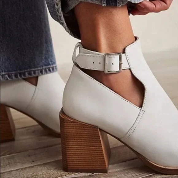 🌻NEW NWOT Free People Brady White Leather Buckle Booties Size 10 - Picture 1 of 12